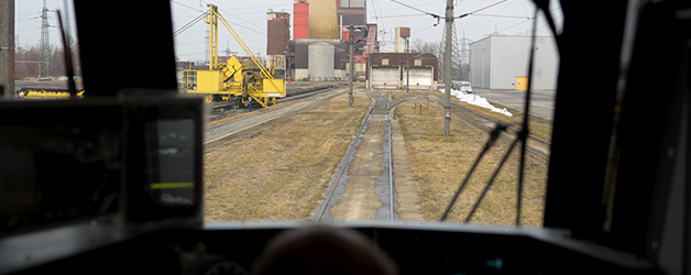 Foto aus dem Führerstand eines Schienenfahrzeuges mit Blick auf die Anschlussbahn